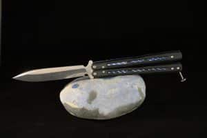 Couteau papillon sur pierre