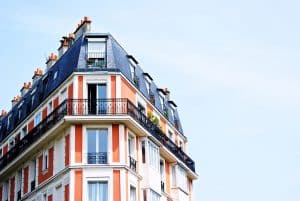 Immeuble parisien rouge