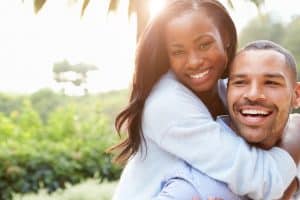 Couple heureux à deux