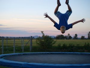 enfant qui fait du trampoline