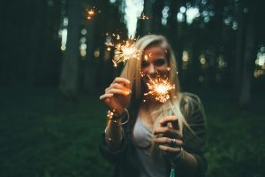 Fille avec de petit artifice