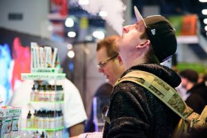 Homme dans un magasin d'e-cigarette