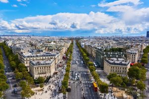 Paris avenue des Champs Élysée depuis Arc de Triomphe