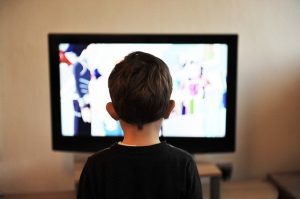 enfant qui regarde documentaire