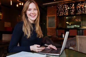 Commerciale travaillant dans un café