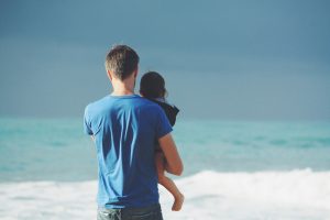 Un père et sa fille contemplant la mer