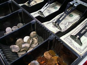 caisse enregistreuse avec monnaie et billet