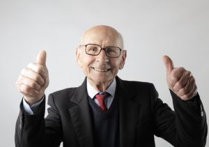 Homme âgé souriant heureux