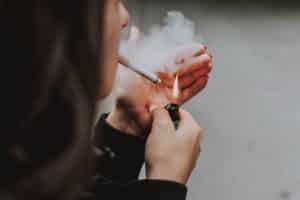 Une Française fume