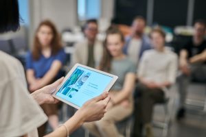 Conférence, intervenant travaillant avec une tablette