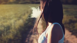 Fille qui vapote