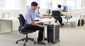 Bureau Open Space, homme utilisant un destructeur de document