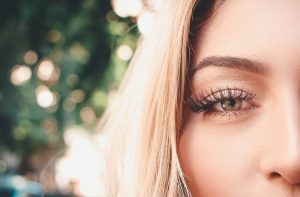 Femme blonde cils et sourcils