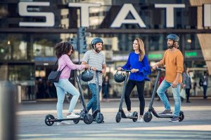 Groupe d'amis faisant de la trottinette électrique Ninebot by Segway