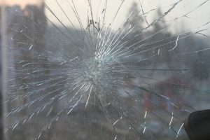 pare-brise cassé gros impact, fissures multiples