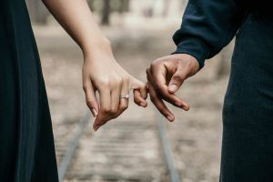Couple se tenant la main, marchant sur des rails, fiançailles, couple mariage