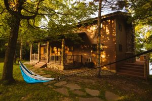 Maison en bois type chalet, dans une forêt en pleine nature