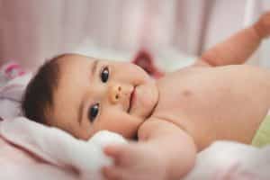 bébé nourrisson allongé