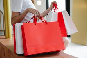 Femme portant plusieurs sacs de shopping