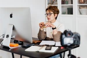 Femme devant un ordinateur, psychologue en ligne donnant des conseils