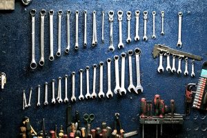 outils sur un mur
